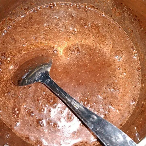 Lakukan hal yang sama pada adonan puding coklat (coklat bubuk, agar-agar dan air)
