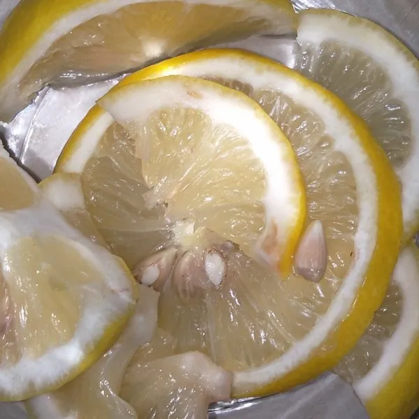 Potong lemon, masukkan ke dalam wadah.