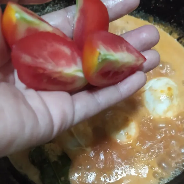 Setelah mendidih masukkan tomat, tes rasa, segera angkat.