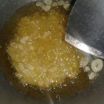 Lalu goreng sedikit demi sedikit,sambil di aduk2x agar tidak gosong