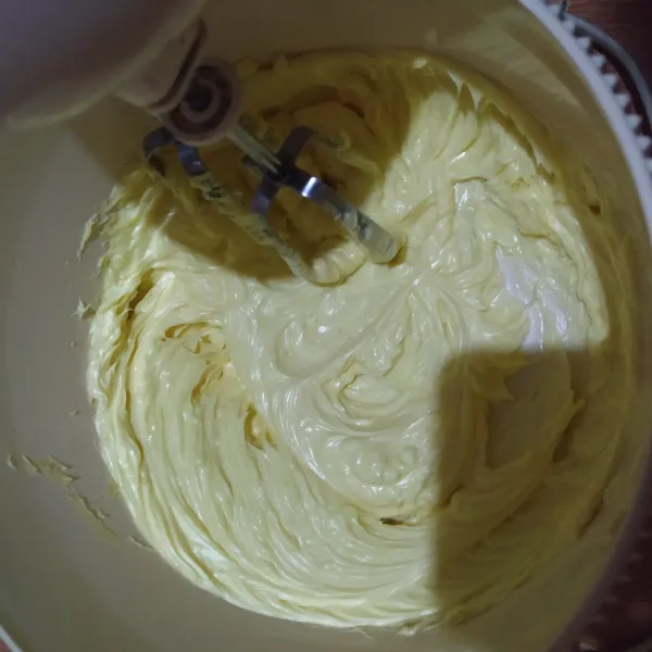 Kocok butter margarine selama 30 detik, masukkan kuning telur, kocok lagi 30 detik.