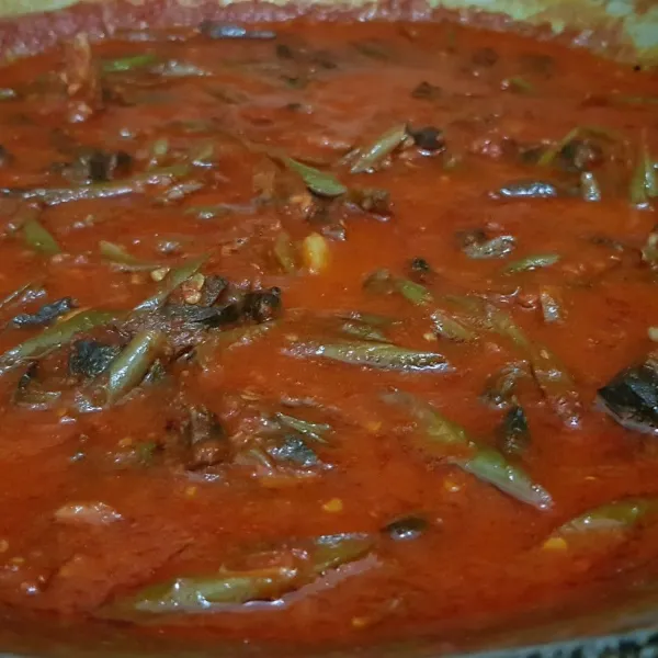 Sesudah tumisan bumbu harum, masukkan buncis, aduk rata. Kemudian masukkan air santan, masak sampai mendidih kemudian masukkan paru sapi yang sudah digoreng. Tunggu beberapa saat kemudian matikan kompor.