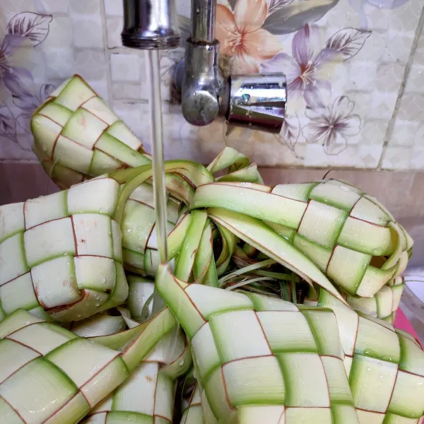 Cuci bersih kulit ketupat. Kemudian Tiriskan.