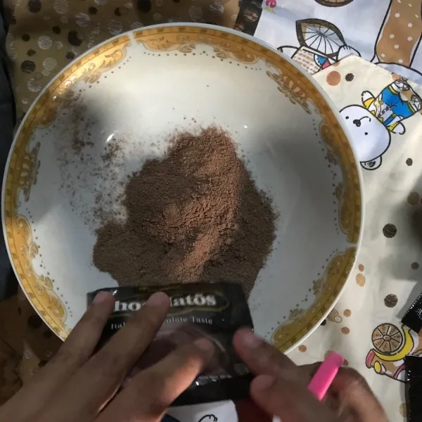 Masukkan 3 bungkus chocolatos sachet kedalam wadah.