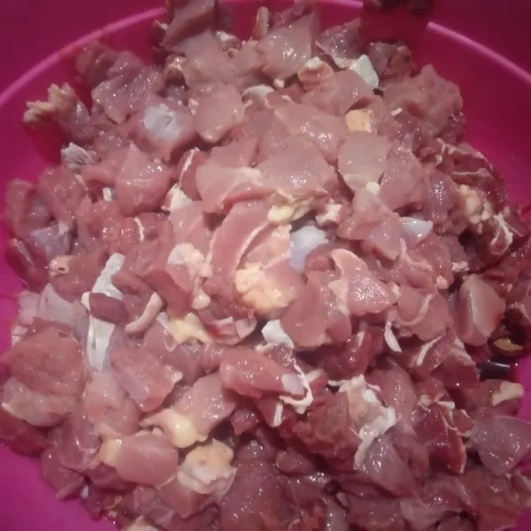Cuci bersih daging lalu potong kecil.