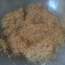 Sangrai kelapa parut sampai kering, dinginkan.