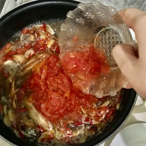 Tambahkan tomat yang telah di haluskan manual (di uleg) aduk-aduk kemudian tambahkan air 200 ml sebagai kuah sarden tunggu hingga sarden masak merata.