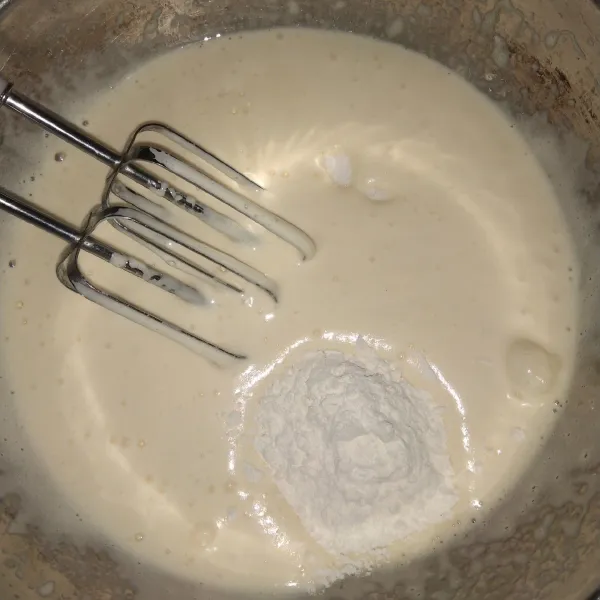 Setelah masukkan tepung terigu, susu, setelah itu mixer lagi. Masukkan margarin dan aduk lagi.
