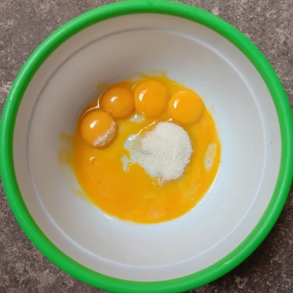 Masukkan dalam bowl kuning telur dan gula pasir. Aduk dengan wisk sampai gula larut.