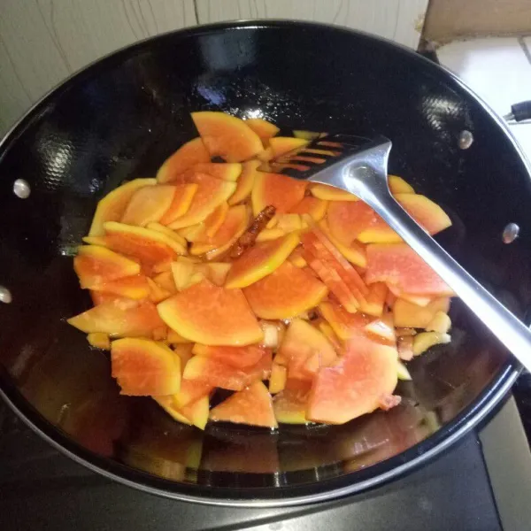 Masukkan pepaya, masak sampai air surut. Sambil terus di aduk. Angkat dan dinginkan. Kalau sudah dingin masukkan kulkas agar gurih. Manisan pepaya siap disajikan di hari lebaran.