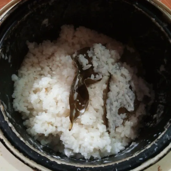 Setelah matang, buka magic com aduk aduk nasi supaya air meresap kering.