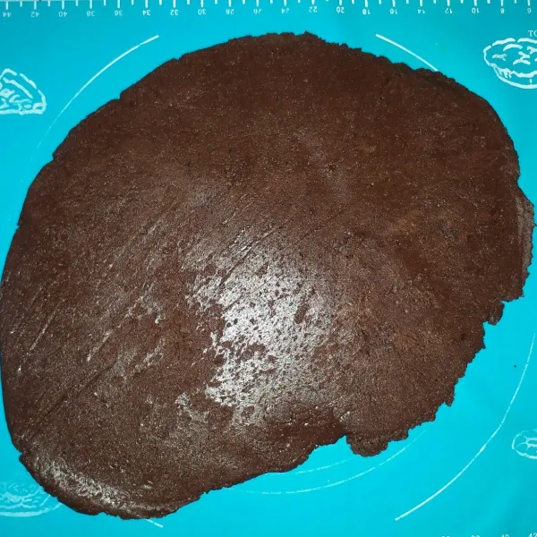 Pipihkan adonan lalu gilas adonan dengan ketebalan kira-kira 0,5 cm. Cetak adonan dengan cookie cutter.