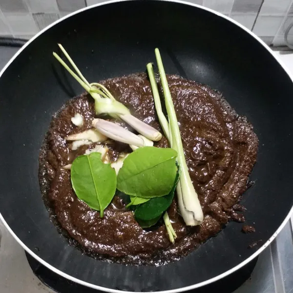 Tumis bumbu halus, serai, daun jeruk dan lengkuas sampai matang dan harum.
