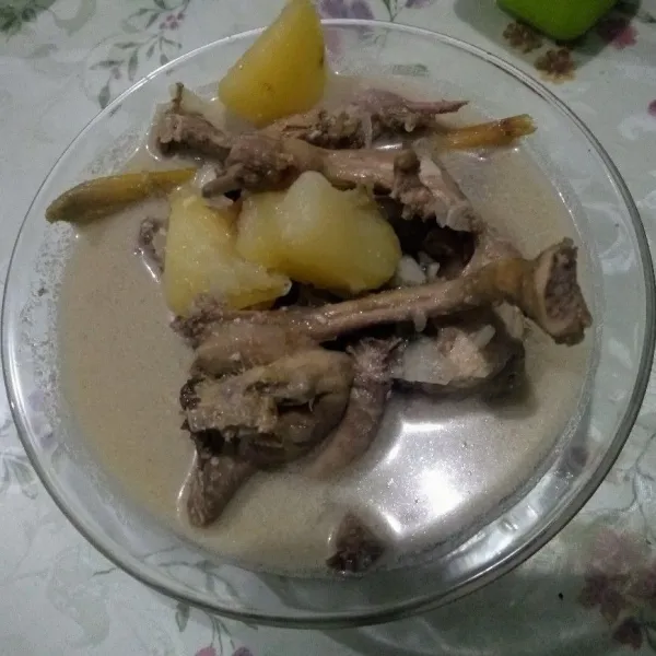 Tambahkan bawang goreng. Sajikan dengan ketupat.