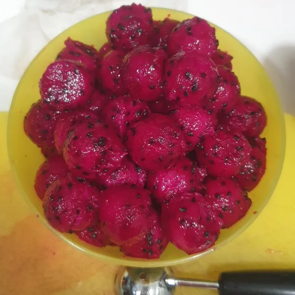 Potong buah naga dan keruk bulat isi buah naga.