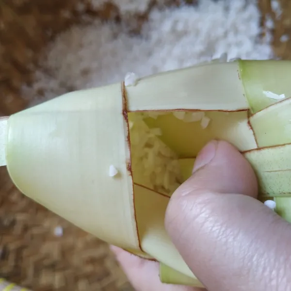 Masukkan beras kedalam cangkang ketupat, hingga ¾ penuh.