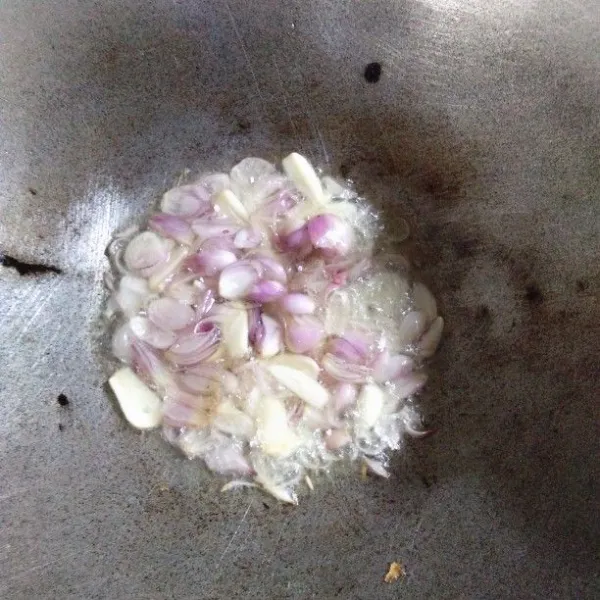 Tumis bawang merah dan bawang putih sampai harum.