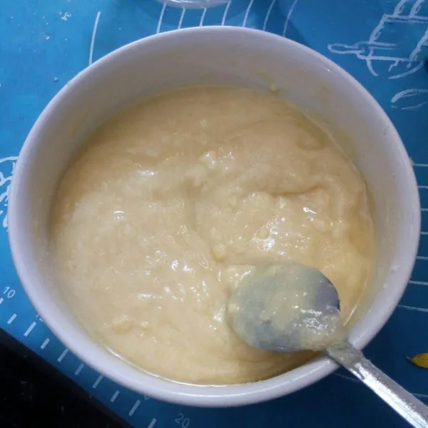 Campur minyak, butter, margarin, gula halus dan susu bubuk. Aduk rata.