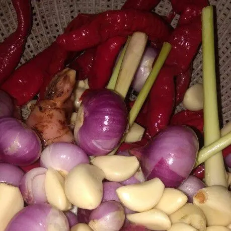 Cuci bersih bawang, cabe, serai, kunyit, laos, jahe, daun jeruk dan kemiri.