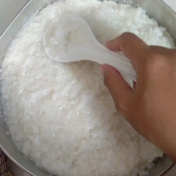 Kemudian pindahkan nasi ke dalam loyang/wadah yang lainnya, sambil di tekan tekan, lalu diamkan di kulkas 1 jam dan siap untuk di potong potong.