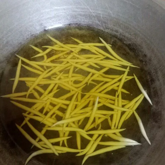 Siapkan minyak dingin yang banyak dalam wajan, kemudian linting adonan (ramping lebih bagus). Lakukan hingga adonan habis.