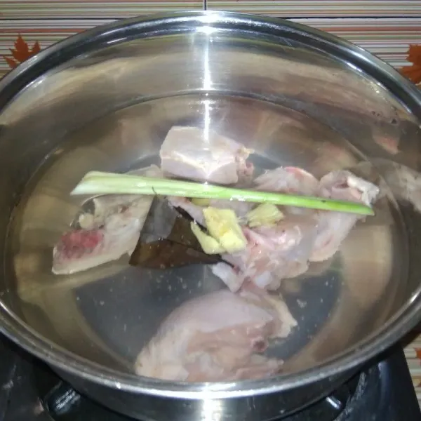 Terlebih dahulu, taburi ayam dengan dengan kalau bubuk secukupnya, diamkan 5-10 menit, kemudian rebus ayam dengan sereh, lengkuas,daun salam kering dan masak hingga matang.tiriskan.