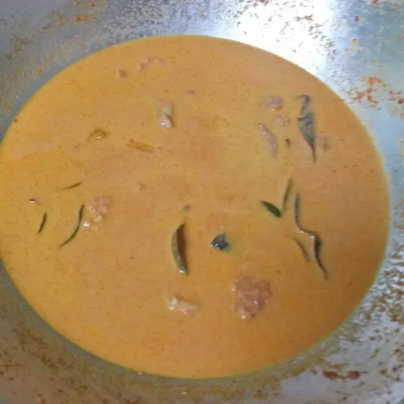 Tambahkan santan.  aduk terus agar santan tidak pecah.  Tambahkan juga garam.