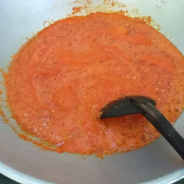 Panaskan wajan, tumis blenderan cabai sampai airnya menguap.