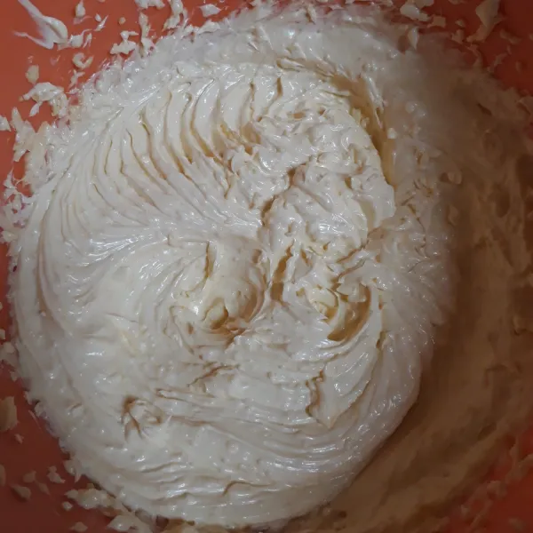 Mixer bakermix, margarin, gula pasir, kuning telur hingga lembut.