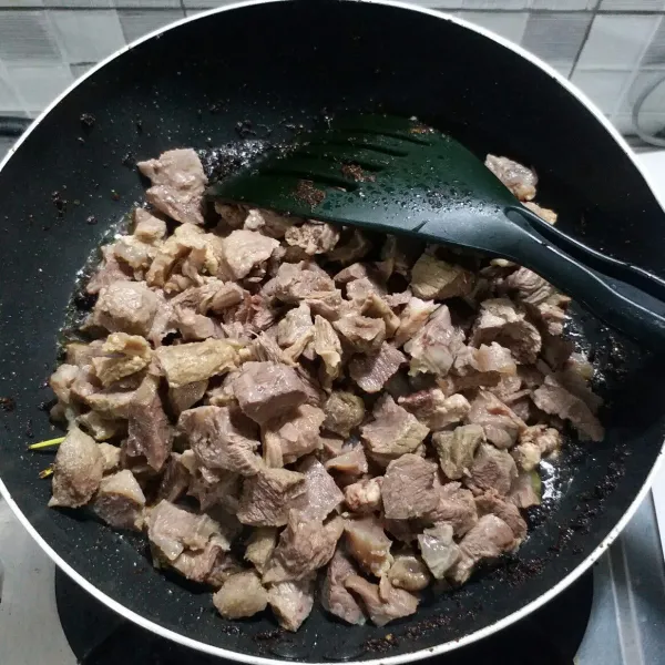 Masukkan daging sapi, aduk rata.