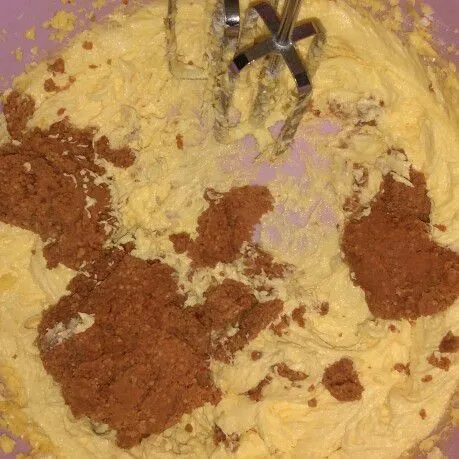 Mix kuning telur, gula halus,margarin, butter, dan susu sampai lembut lalu masukan pasta kacang mix lagi sampai tercampur rata. Masukkan terigu, aduk dengan spatula sampai tercampur dan adonan bisa dipulung.