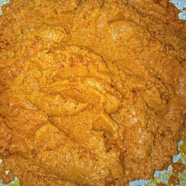Blender semua bumbu halus, sampai benar-benar halus, kemudian tumis bumbu sampai air bumbu susut dan tambahkan minyak, tumis sampai benar-benar berminyak dan bumbu matang sempurna.