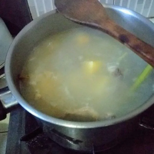 Tambahkan potongan kentang.