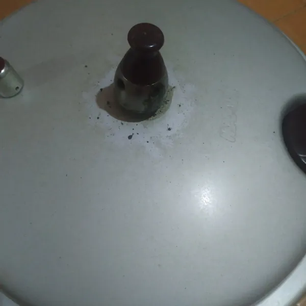 Lalu rebus selama 1 jam, dihitung dari prestonya berbunyi.