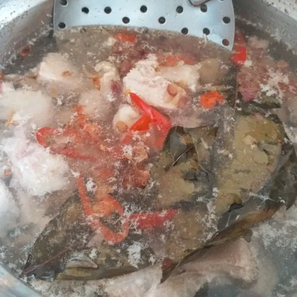 Masukkan tumisan bumbu ke air rebusan daging, aduk-aduk.