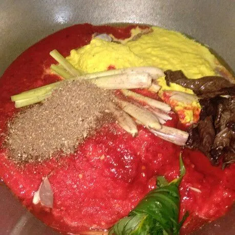 Siapkan wajan masukan daging,bumbu basah, bumbu krring dan bumbu cempung aduk sampai tercampur rata.Biarkan 30 menit agar daging empuk.