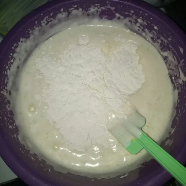 Ayak tepung terigu,kemudian masukan ke wadah adonan.Aduk rata pakai spatula.