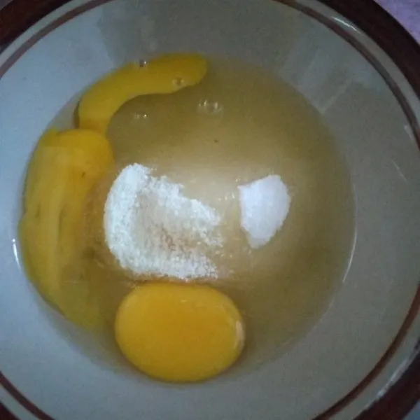 Campur gula pasir dan telur,lalu aduk sampai gula larut.