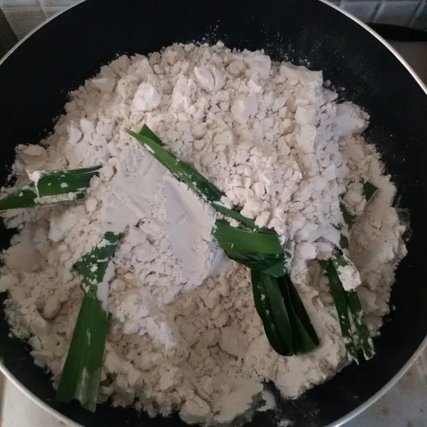 Sangrai sagu dan daun pandan dengan api kecil sampai pandan kering, angjat lalu dinginkan.