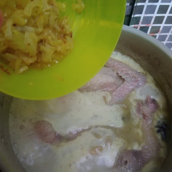 Masukkan tumisan bawang bombay aduk rata. masak sekitar 10 menit. Angkat ayam. Masukkan bawang putih goreng ke dalam kuah. Beri gula, garam dan kaldu bubuk koreksi rasa.