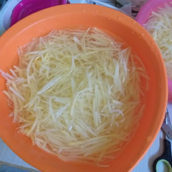 Bilas dengan air sampai air bilasan bening, kemudian rendam 2jam dengan air ditambah air kapur sirih. Tidak pakai air kapur sirih juga bisa.
