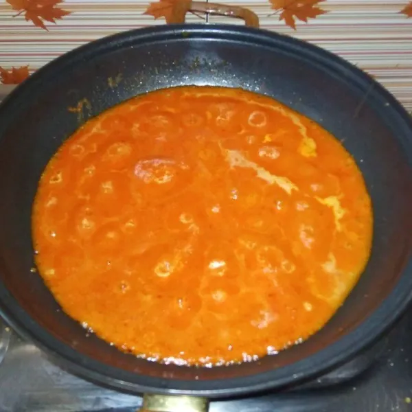 Panaskan 4 sdm minyak goreng, tumis bumbu halus hingga harum.
