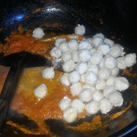 Masukkan kreni ayam aduk rata kemudian tuang air secukupnya, masukkan gula, garam dan kaldu bubuk, masak hingga mendidih dan bumbu meresap.