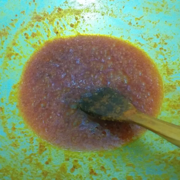 Setelah air menguap, masukkan 150ml minyak, bumbu-bumbu dan masak sampai cabai hampir kering. Koreksi rasa. Matikan api dan dinginkan sambal.