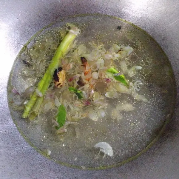 Masukkan air, masak sampai mendidih.