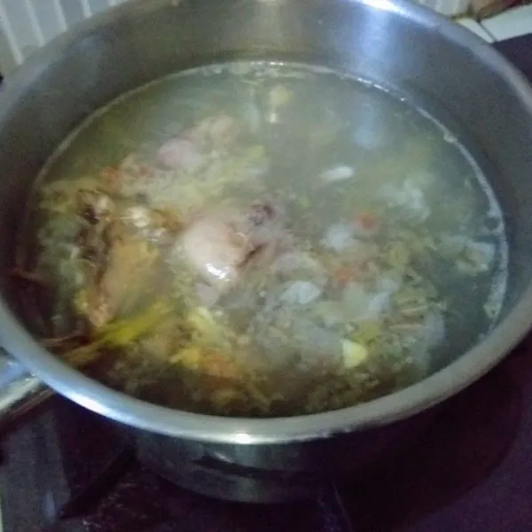 Setelah mendidih masukkan burung puyuh. Masak hingga setengah matang.