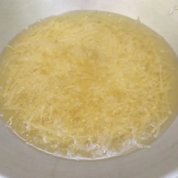 Tiriskan dan goreng dengan minyak banyak sampai garing.