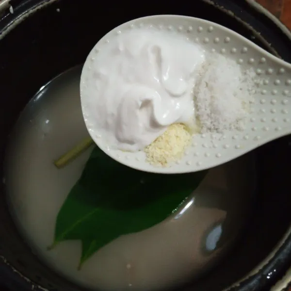 Kemudian masukkan santan, garam dan kaldu bubuk aduk rata.