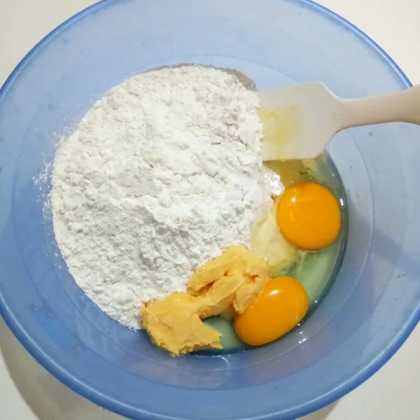 Masukkan tepung tapioka,margarin,telur dan garam ke dalam wadah,lalu aduk hingga tercampur rata.