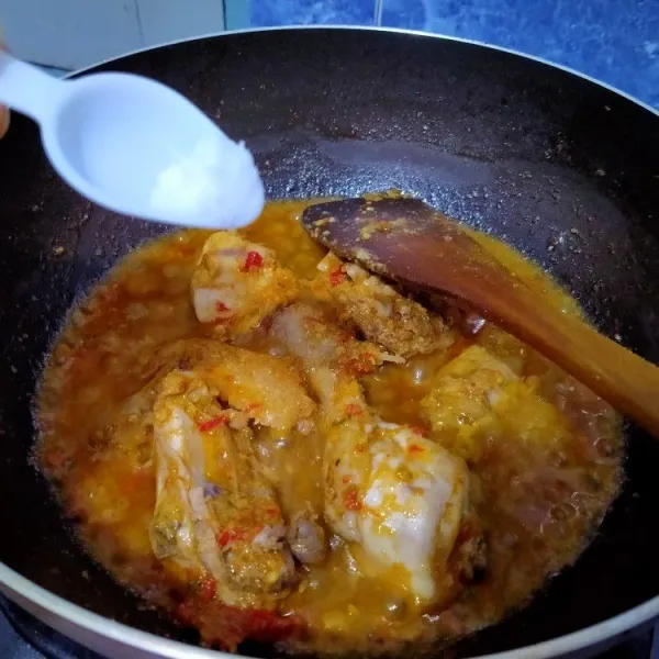 Lalu masukkan santan, garam, kaldu jamur dan gula pasir. Aduk rata, tes rasa.